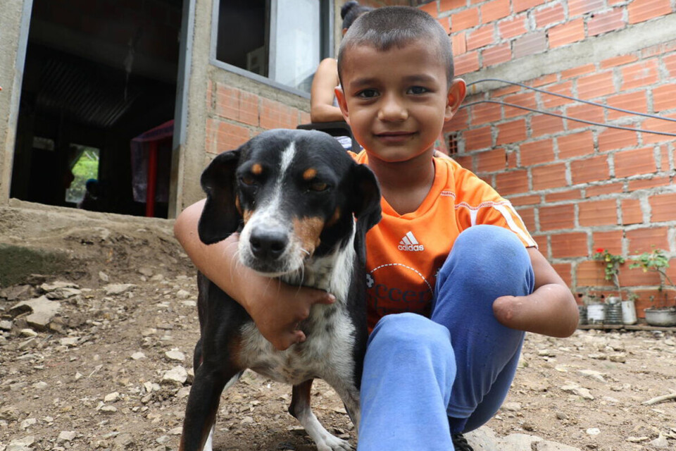 Isaac (7) fra Colombia er funksjonshemmet og har hatt hjemmeskole i covid-tiden. Han drømmer om å bli politi eller fotballspiller. Isaac synes det er dumt å ikke få leke med vennene i isolasjonen, men er heldig som har lærere som kommer hjem til ham. Foto: Daniela Miranda Redd Barna