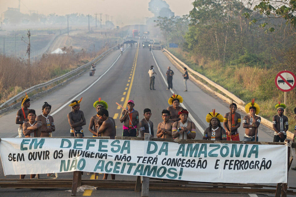 Demonstranter fra en av urfolkgruppene protesterer mot raseringen av Amazonas i Brazil tidligere i år. Foto: NAndre Penner / AP / NTB