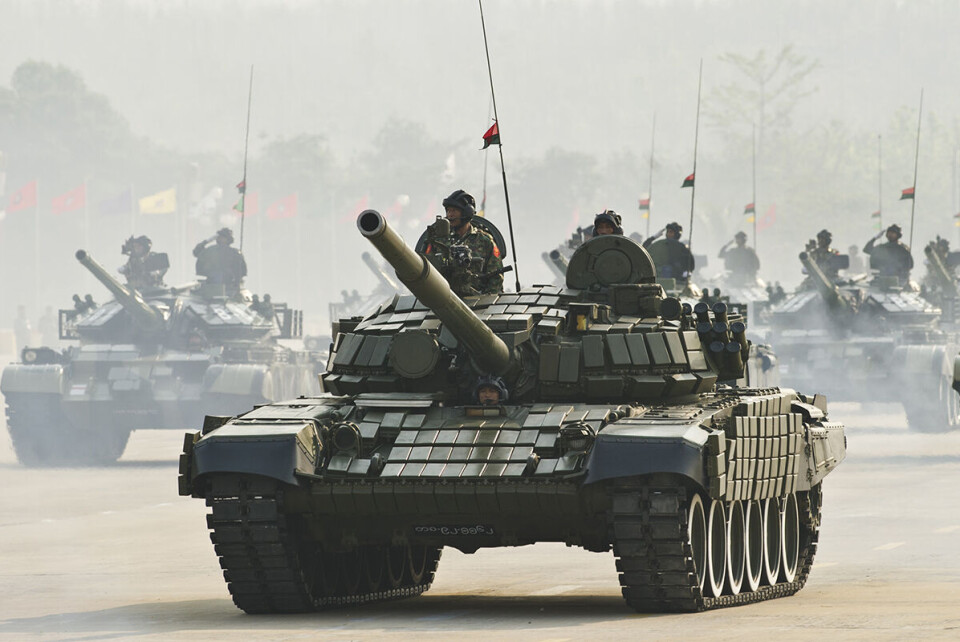 Militærparade i Myanmars hovedstad Nay Pyi Taw tidligere i år. Artikkelforfatterne er kritisk til at Utenriksdepartementet i årets statsbudsjett omtaler landet som et post-konfliktland: «Vi er med på at freden aldri har vært nærmere i Myanmar, men i konfliktområdene har krigen knapt vært kraftigere». Foto: Ye Aung Thu / AFP / NTB scanpix
