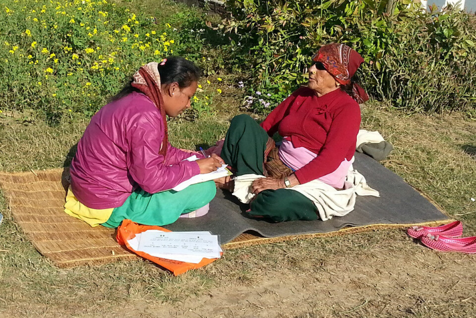 Datainnsamling pågår. Funksjonshemmede i Nepal blir intervjuet om sine levekår. Foto: Sintef Teknologi
