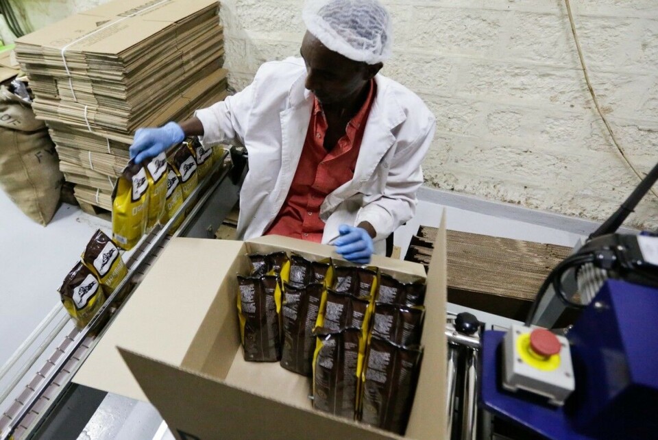 Investeringer er viktige for reduksjon av fattigdom, påpeker Norfund-direktør Kjell Roland. Bildet viser pakking av kaffe ved en fabrikk i Kenya.