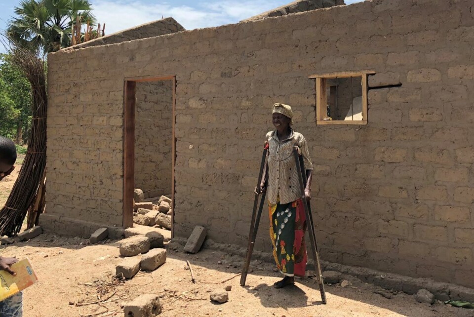 Å hjelpe de mest sårbare med å gjenoppbygge ødelagte hjem er en viktig del av den humanitære innsatsen. Kvinner og mennesker med fysiske og mentale utfordringer prioriteres høyt. Her fra en landsby i Ouham-Pendé-regionen i Den sentralafrikanske republikk, der en kvinne venter på at taket på det nye huset hennes skal komme på plass. Foto: Caritas