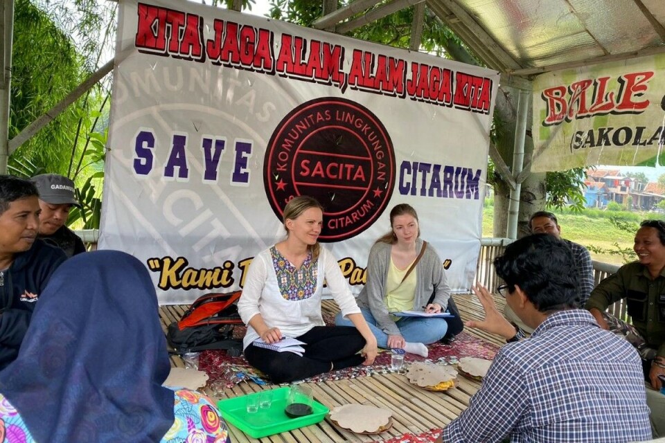 NIVA og indonesiske partnere kartlegger mengden plast i elva Citarum. På den måten finner de ut av hvilke plastprodukter som oftest ender i elva, og kan anbefale relevante tiltak.