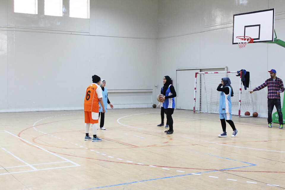 Basketball er populært blant de kvinnelige studentene ved Det amerikanske universitetet i Afghanistan.