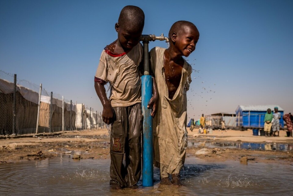 Barn leker med en vannkran i Bukasi-leiren for internt fordrevne flyktninger i byen Maiduguri i Nigeria. Kampen om vann, mat og andre ressurser er blant de vanligste årsakene til krig og konflikt, skriver Dagfinn Høybråten. Foto: Gilbertson / Zuma Press / NTB