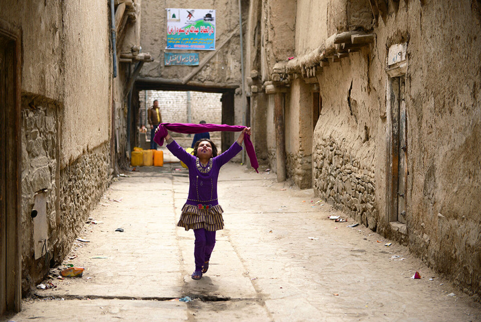 Kabul, Afghanistan, august 2015: «For meg representerer jenta som leker i Kabuls gamleby et håp for Afghanistans sterke kvinner. Jeg kan se meg selv i henne, slik jeg tenker at jeg selv var som barn - før vi måtte flykte», skriver Samina Ansari. Foto: Tahmina Saleem