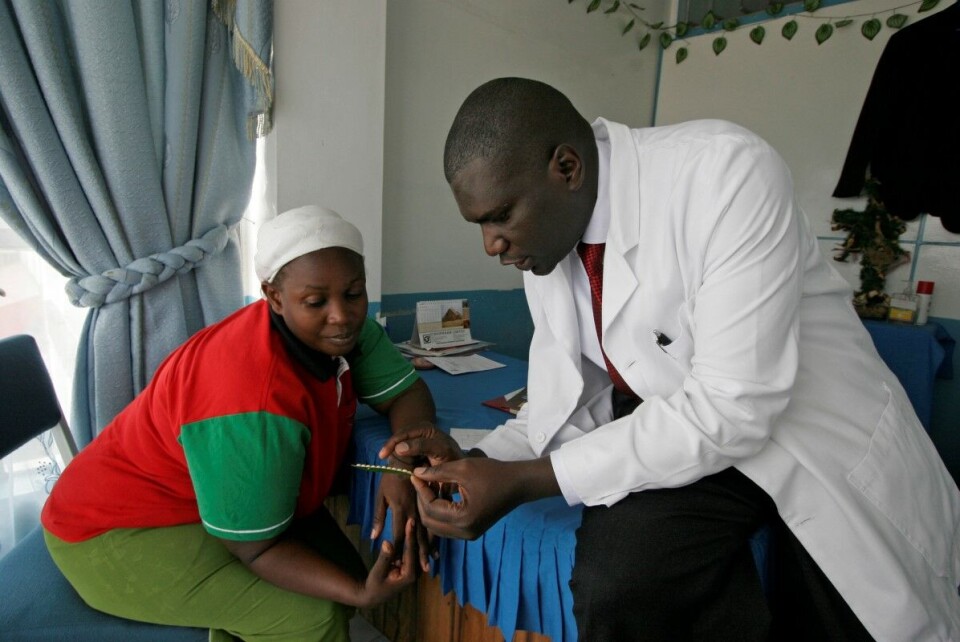 Doktor Aron Sikuku forklarer Beatrice Ravonga hvordan p-piller fungerer i Nairobi, Kenya. Under debatter om familieplanlegging blir mannen ofte fremstilt som den som hindrer kvinnen i å bruke prevensjon. Nye studier fra Tanzania tyder imidlertid på at dette ikke nødvendigvis stemmer, skriver Charlotte Ringdal. Foto: Khalil Senosi / AP Photo / NTB scanpix Doktor Aron Sikuku forklarer Beatrice Ravonga hvordan p-piller fungerer i Nairobi, Kenya. Under debatter om familieplanlegging blir mannen ofte fremstilt som den som hindrer kvinnen i å bruke prevensjon. Nye studier fra Tanzania tyder imidlertid på at dette ikke nødvendigvis stemmer, skriver Charlotte Ringdal. Foto: Khalil Senosi / AP Photo / NTB scanpix