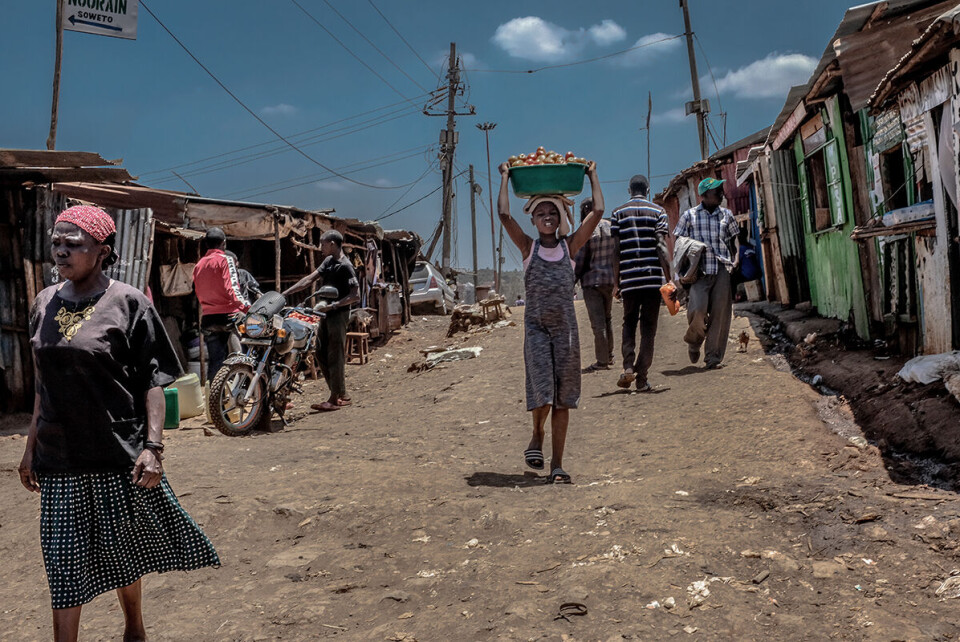 For veldig mange fattige i Afrika er «helse» noe som skjer nå og da, som uventede konsekvenser av å leve det livet som stadig krever konsentrasjon om utfordringene i det daglige; å skaffe en inntekt og mat på bordet. Bildet er fra Kibera-slummen i Nairobi. Foto: Donwilson Odhiambo / SOPA / NTB