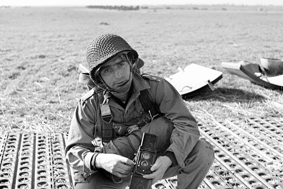 Robert Capas reportasjer fra den spanske borgerkrigen eller invasjonen i Normandie ble trykket i verdensledende magasiner og aviser. Capa fikk mye oppmerksomhet om egen person og ble i 1938 kåret til «the greatest war photographer in the world». Her - før avreise med amerikanske styrker til Tyskland i 1945 - har han tatt et selvportrett, men i reportasjene sine vendte han kameraet mot menneskene han rapporterte om, ikke mot seg selv. Foto: Robert Capa / Magnum Photos / NTB scanpix