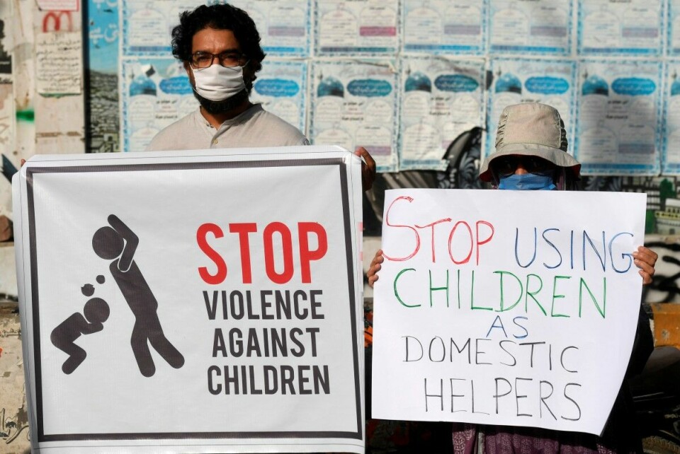 Fattigdom gir høyere risiko for vold, skriver Redd Barnas Birgitte Lange. Koronakrisen truer med å forsterke risikoen for vold mot barn, og da særlig mot blant andre jenter, fattige barn og barn med nedsatt funksjonsevne. Her fra protester mot vold mot barn i Pakistan. Foto: Asif Hassan / AFP / NTB scanpix