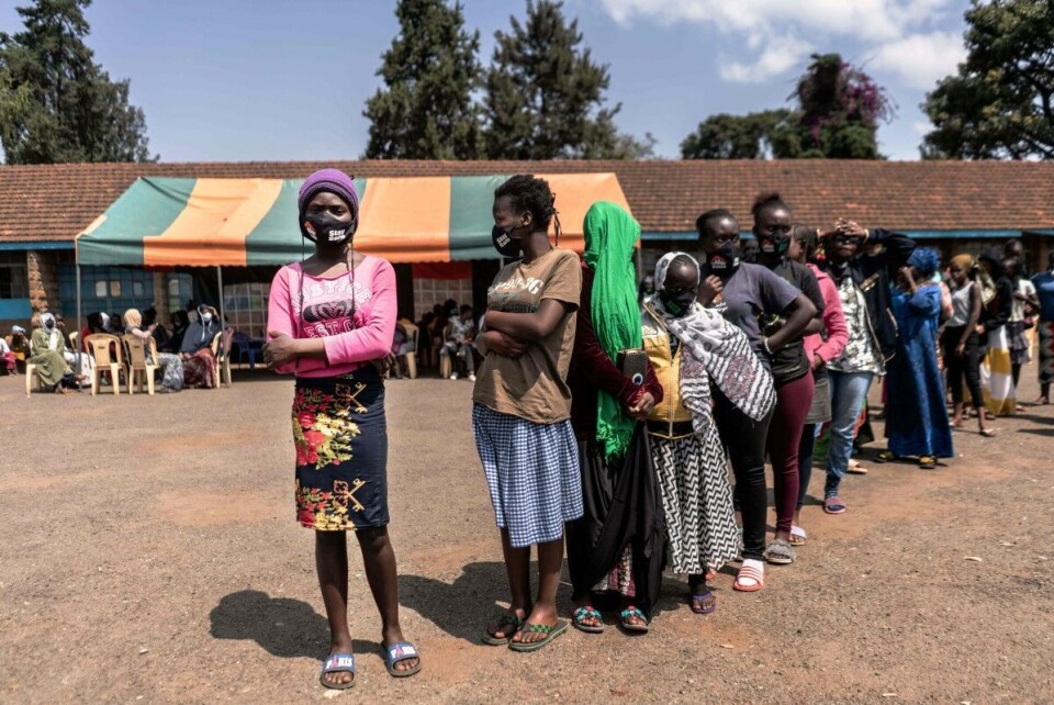 Utdeling av bind ved en skole i Kibera-slummen i Kenyas hovedstad Nairobi. Bindene deles vanligvis ut på skolene som nå er «koronastengt». Stengte skoler har, sammen med andre restriksjoner og økonomiske krise, har ført til en økning i antall barneekteskap, kjønnslemlestelse og uønskede svangerskap i mange lav- og mellominntektsland, skriver Tor-Hugne Olsen. Foto: Fredrik Lerneryd / AFP / NTB scanpix