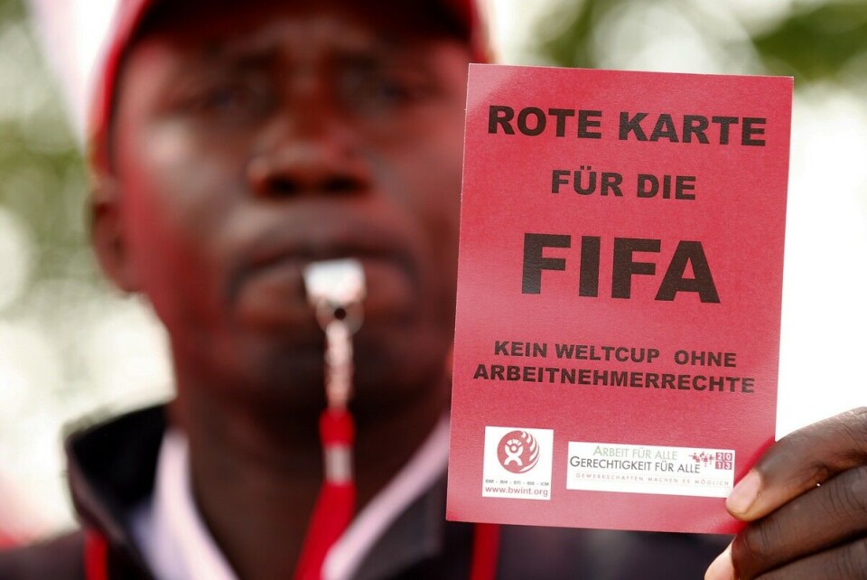 Internasjonal fagbevegelse bruker store sportsarrangementer til å organisere arbeidere og bedre arbeidsforhold i byggebransjen, skriver artikkelforfatteren. Bildet viser et medlem i den sveitsiske fagforeningen UNIA under en demonstrasjon foran FIFAs hovedkontor i Zurich. Fagforeninger verden over har krevd bedre arbeidsforhold for arbeiderne som bygger anleggene til fotball-VM i Qatar 2022. Foto: Arnd Wiegmann / Reuters / NTB scanpix