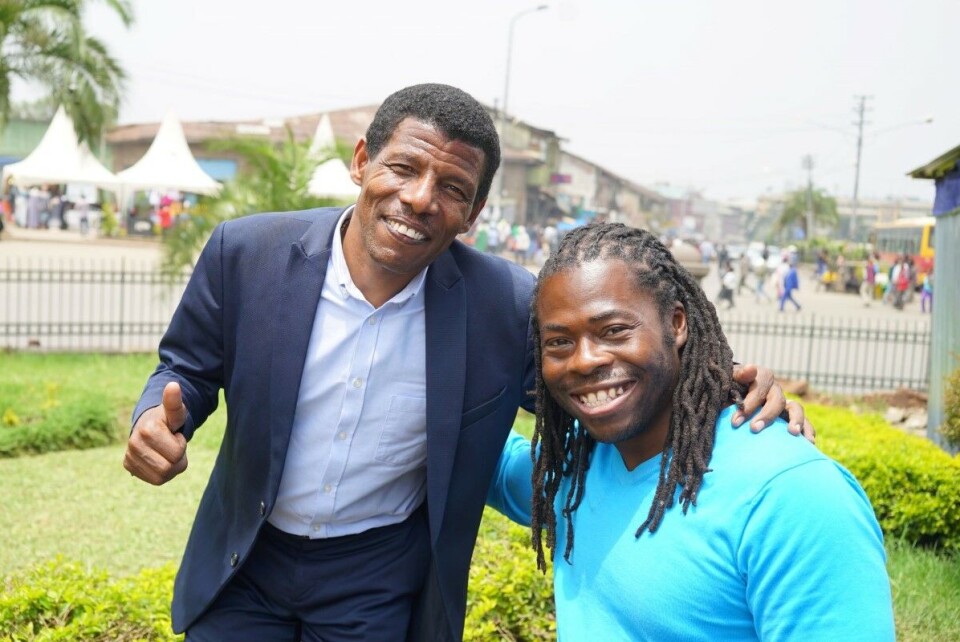 I serien «Afrika!» tar programleder Ade Adepitan oss med til 11 ulike land. Serien vil inspirere både reisende, det norske næringslivet og Utenriksdepartementet, skriver Andrew Kroglund og Morten Eriksen. Her fra møtet mellom programleder Adepitan og den kjente etiopiske løperen Haile Gebrselassie. Foto: BBC / NRK