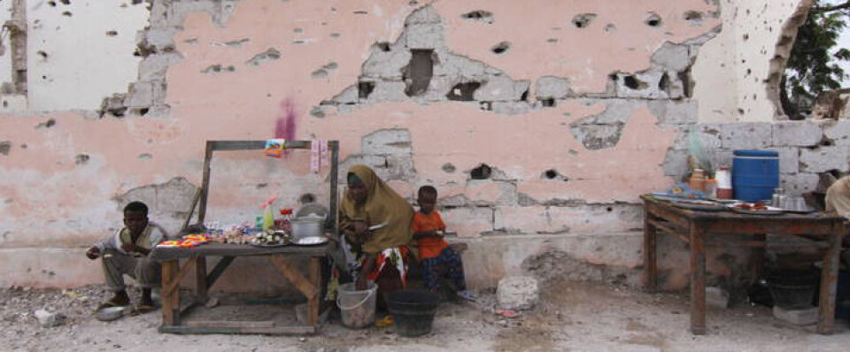 Sivile og våpenløse som så smått begynner å ta tilbake bybildet i Mogadishu. Foto: Arne Grieg Riisnæs / Kirkens Nødhjelp.