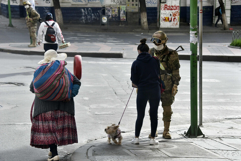 Myndighetene i mange land i Latin-Amerika har brukt korona-krisen til å stramme grepet og innført ulike typer unntakstilstand, noe som gir dem videre fullmakter. Mange steder har politiet og militæret blitt satt inn for å kontrollere befolkningen. Her kan autoritære tradisjoner og tendenser lett bli forsterket, skriver Beate Thoresen som er rådgiver i Norsk Folkehjelp. Bildet er fra Bolivia. Foto: Aizar Raldes/AFP/NTB scanpix.