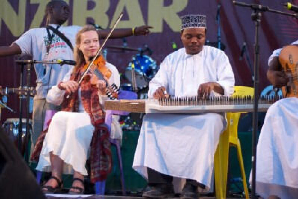 Fele og afrikanske instrumenter i skjønn forening.