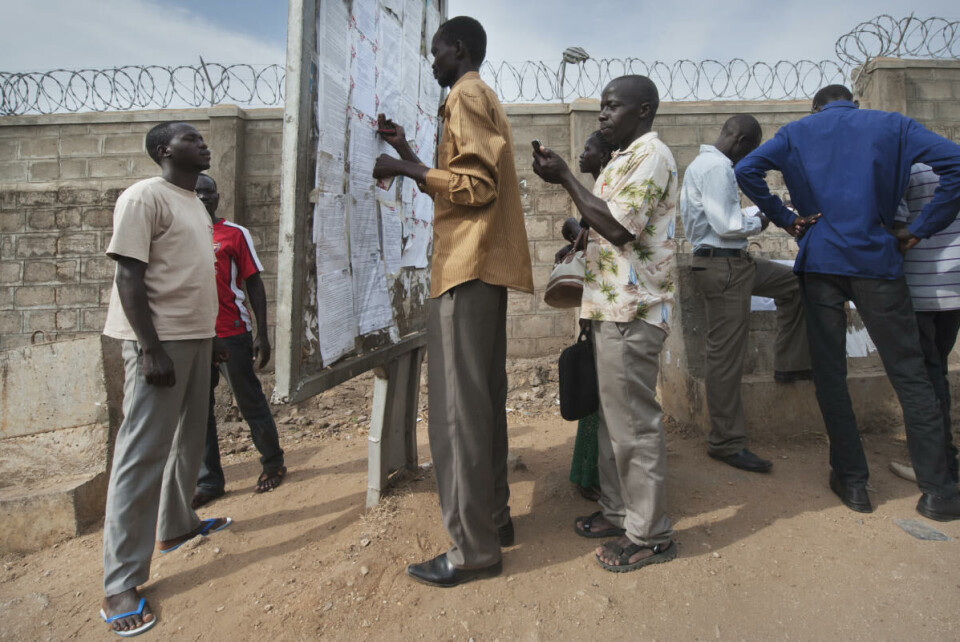 Beboere i hovedstaden Juba studerer et skilt med oppslag om bistandsjobber. Foto: Ken Opprann