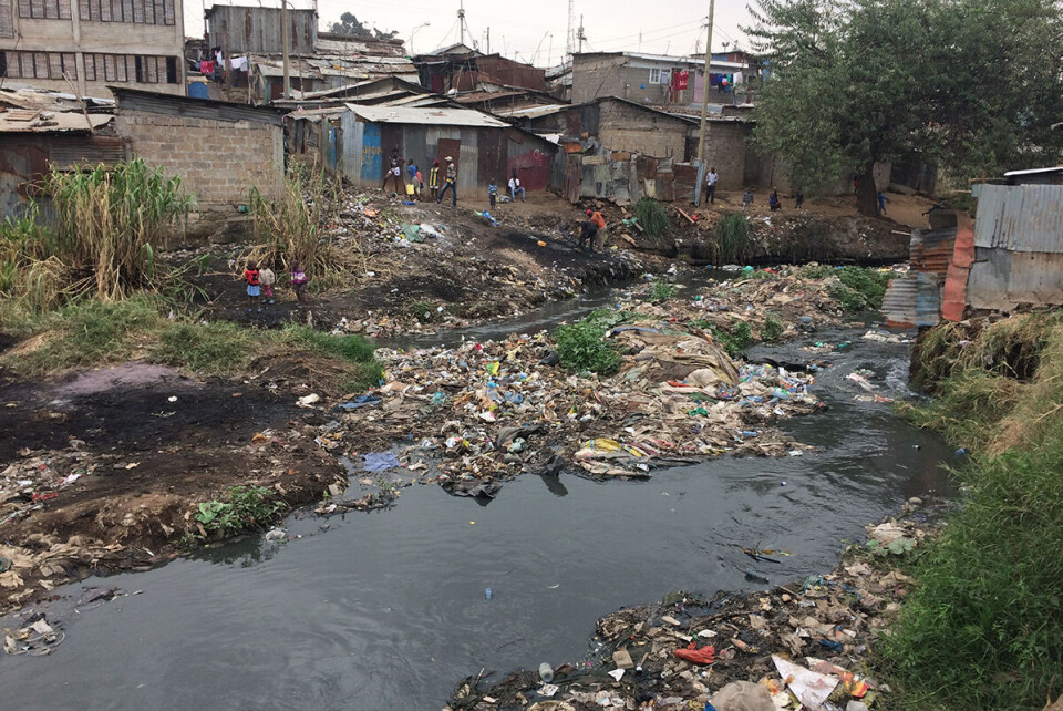 I millionbyen Nairobi bor rundt to millioner mennsker i ulike slummer. Rundt 180 000 bor i Mathare-slummen. Vi får ofte høre at det er mulighetene i storbyene som trekker folk, men kan det også være at folk presses til å forlate landsbygda, spør professor Tor A. Benjaminsen. Foto: Tor A. Benjaminsen.
