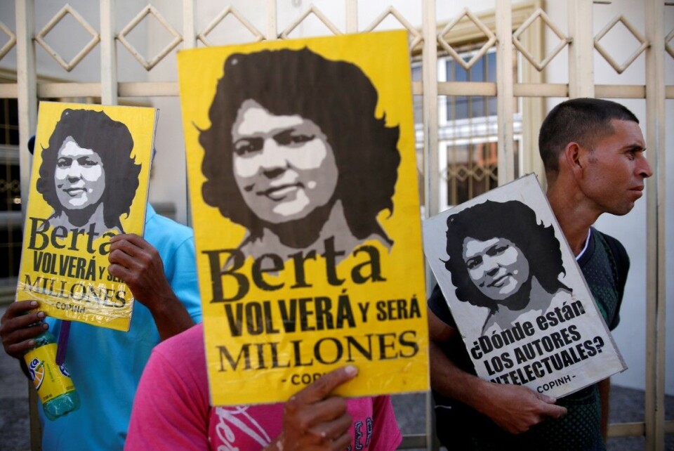 Ved å gå inn i områder der staten er «delprivatisert» som i Honduras, blir næringslivet ufrivillig en politisk aktør, skriver artikkelforfatteren. Bildet viser en markering utenfor et rettslokale i Tegucigalpa tidligere i år, etter pågripelse av en av de mistenkte for drapet på den kjente miljø- og urfolkaktivisten Berta Cáceres. Cáceres arbeidet mot en omstridt vannkraftutbygging og ble drept i 2016.