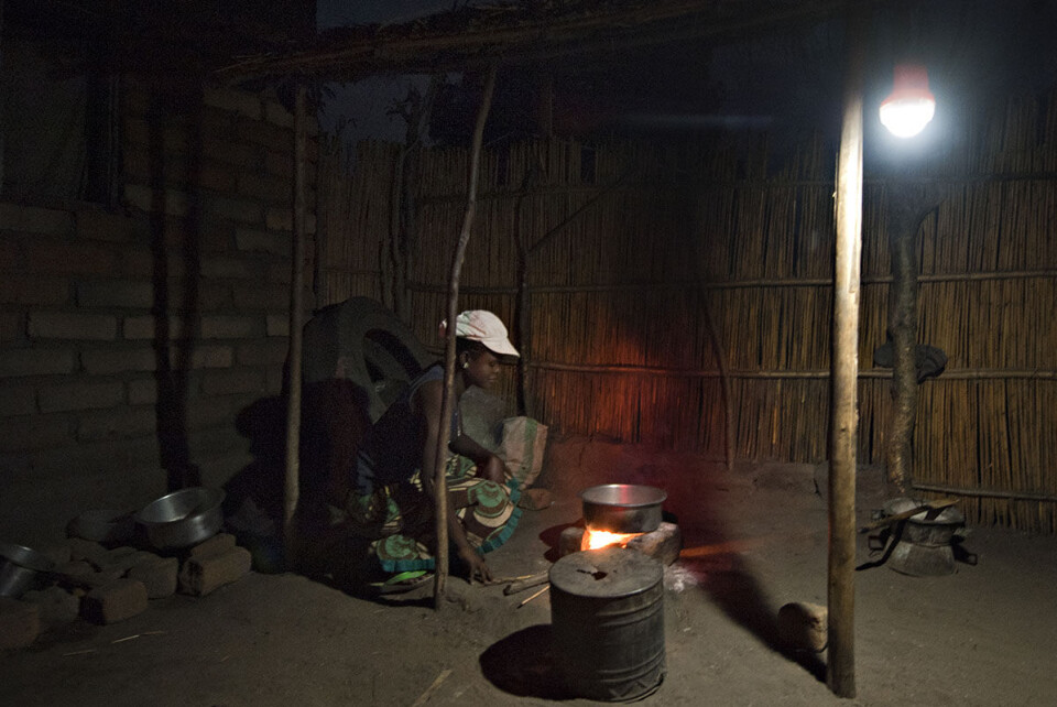 Stadig flere husholdninger i Afrika får lys takket være solenergipaneler. Men artikkelforfatterne mener at ren energi til matlaging også må opp på agendaen.