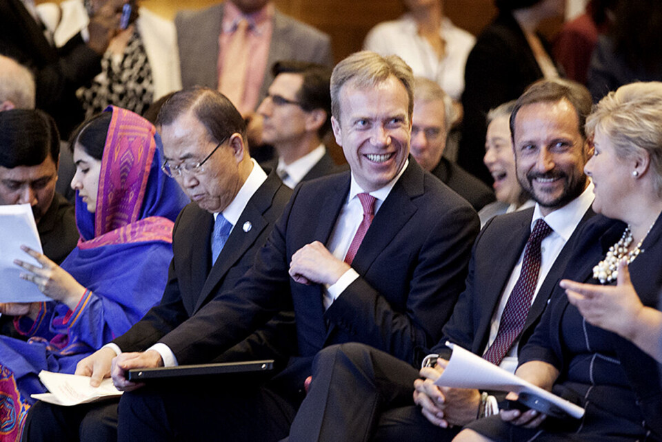 Børge Brende valgte business as usual heller enn å satse på «overgripende initiativer», hevder artikkelforfatteren som oppsummerer vurderinger gjort av Norsk utenrikspolitisk institutt. Her er Brende sammen med (f.v) Malala Yousafzai, daværende generalsekretær i FN Ban Ki-moon, kronprins Haakon og statsminister Erna Solberg under Oslo Summit on Education for Development i 2015. Foto: Espen Røst