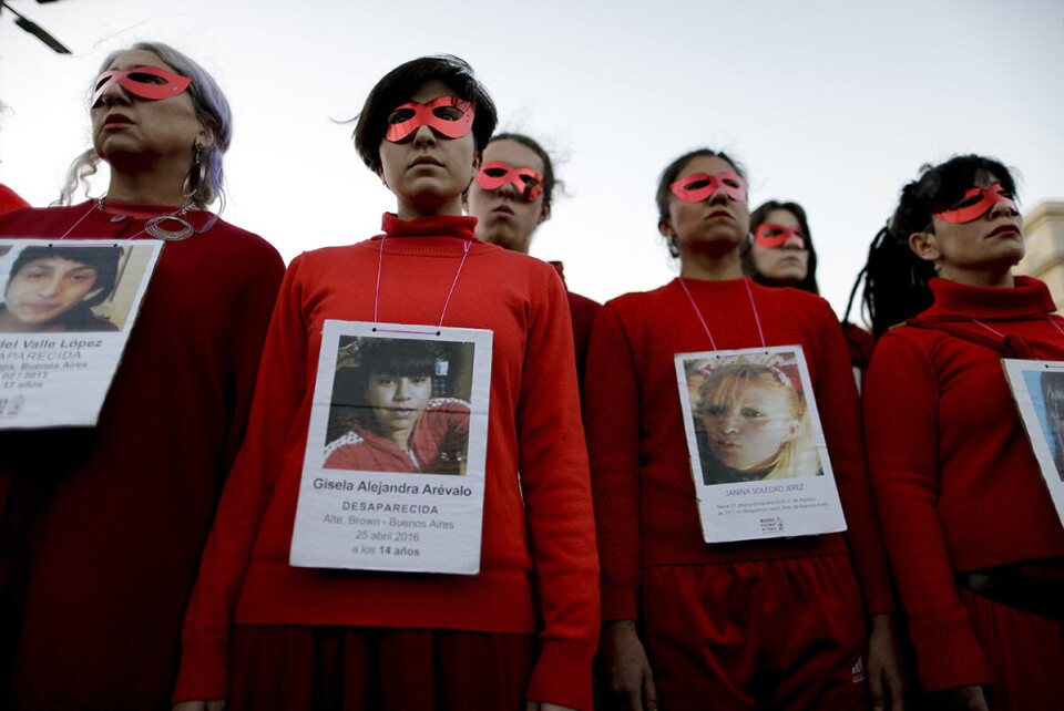Bevegelsen #NiUnaMenos (#IkkeÉnMindre, i betydningen: vi har ingen (jente/kvinne) å miste) oppstod i Argentina i 2015 som en reaksjon på funnet av 14 år gamle, Chiara Paez, gravid, slått i hjel og begravd under huset til sin kjæreste.