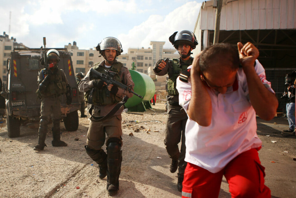 Israelske soldater bruker pepperspray mot en palestinsk medisiner. Fellesutvalget mener den eskalerende volden i Israel og Palestina viser behovet for andre tiltak og virkemidler for å presse Israel til å rette seg etter internasjonale spilleregler.