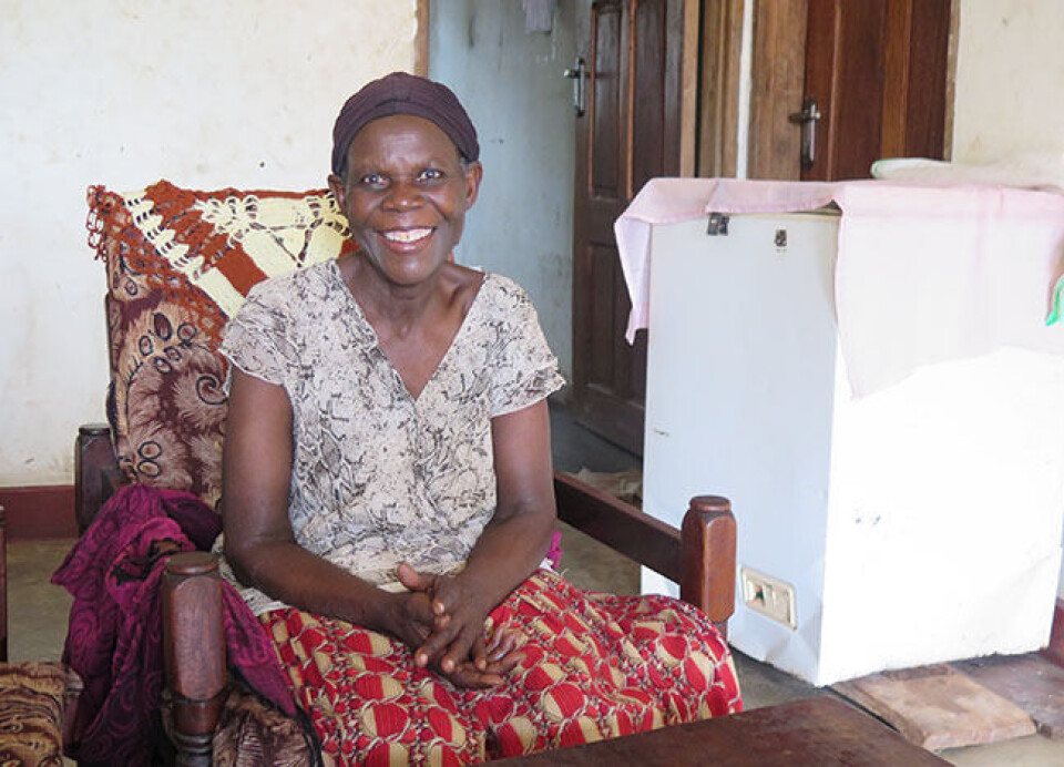 Jane Ibanda har endelig fått papirer på at hun eier huset sitt. Det gir trygghet. Foto: Eva Bratholm