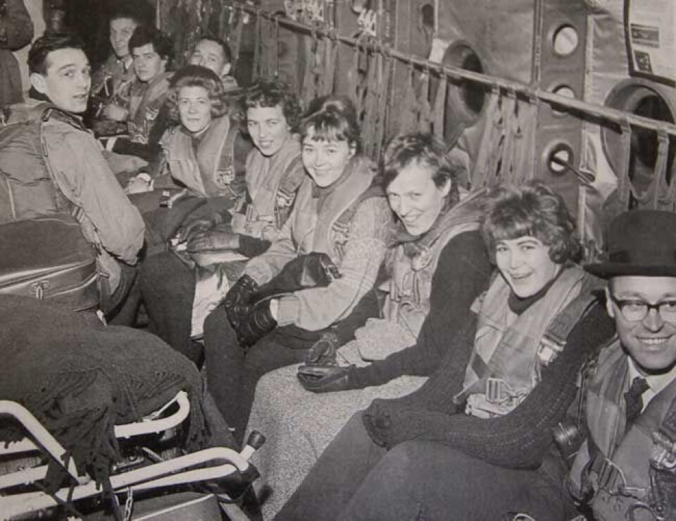 12. desember 1963 satte Fredskorpsets 17 første deltakere seg på Luftforsvarets transportfly med kurs mot Uganda. Med på reisen var også flere journalister. F.v. Jens Gundersen, Bjarne Falkanger, Hedveig Nyberg Skjerstad, Målfrid Stensby, Tor Foss, Aslaug Berg Draleke, Randi Sørsdal, Marie Lovise (Lillis) Kielland Revell, Berit (Bitten) Bolstad og Ernst Bakke. Foto: Fredskorpset