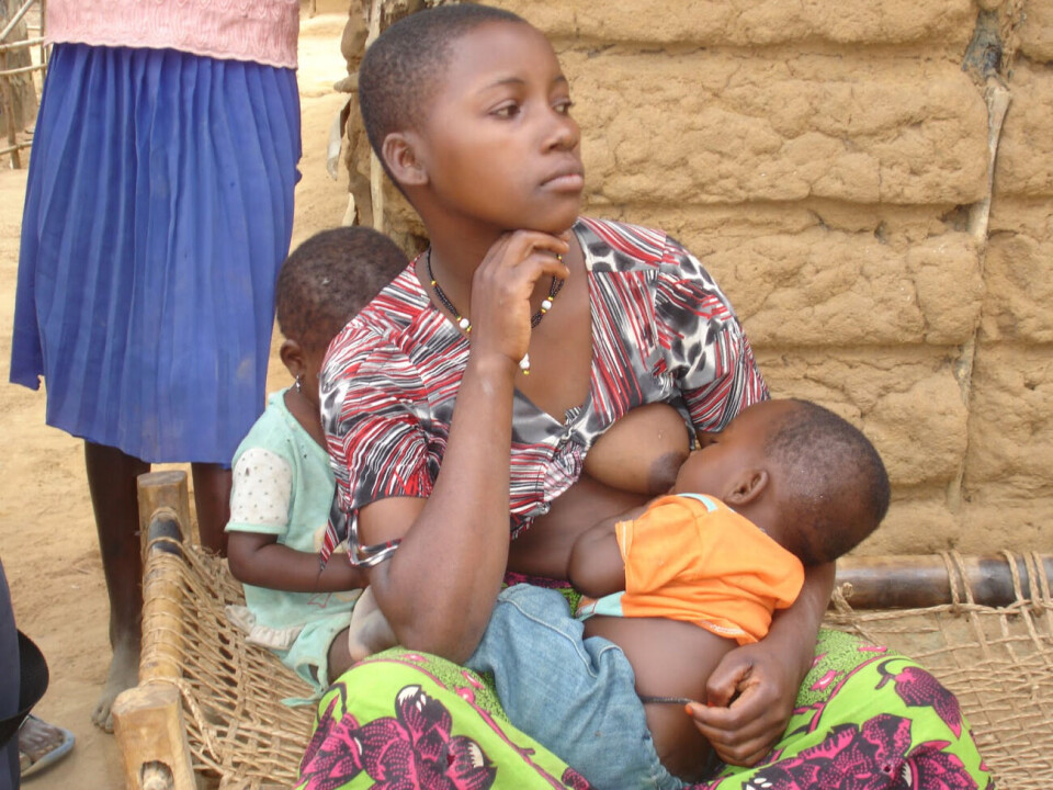 Mwanaharusi Omari (19) ammer sin sønn i landsbyen Zinga i Bagamoyo. Foto: Zuberi Mussa