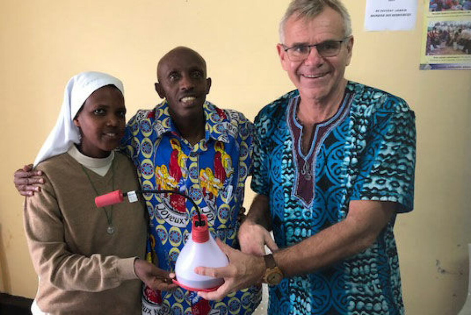 Artikkelforfatter Terje Osmundsen på besøk hos Caritas i Giseny, Rwanda. Han hadde med seg en hilsen fra Norge, i form av en solcellelampe og iPhone lader fra Bright Products. Foto: Privat