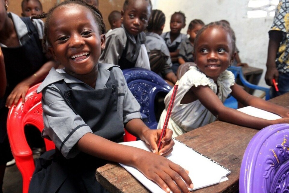 Ei jente på en kombinert barneskole og barnehage som drives i en kirke i en fattig del av Liberias hovedstad Monrovia. Artikkelforfatteren mener bistand fra vestlige land må utformes slik at den møter behovene i afrikanske land.
