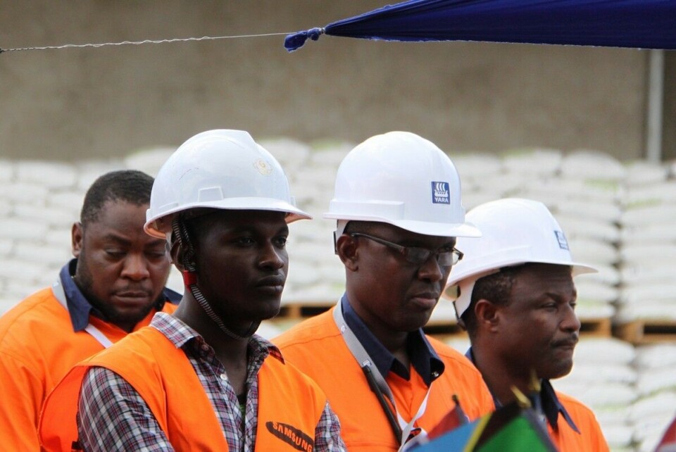 Arbeidere følger med under den offisielle åpningen av Yaras nye gjødselterminal i Dar-es-Salaam i Tanzania i 2015. Artikkelforfatteren er glad for at privat næringsliv innarbeider FNs bærekraftsmål i sine strategier.