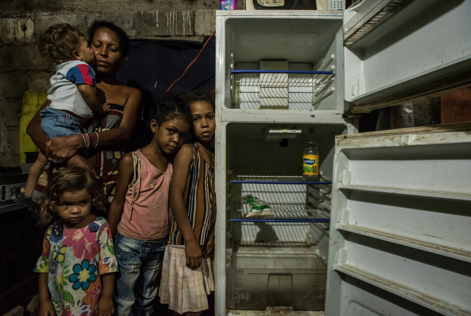 Caritas Venezuela gir mat og medisiner til underernærte barn. Bildet viser Leidy Cordova og fire av de fem barna hennes i Cumaná, Venezuela, i 2016.