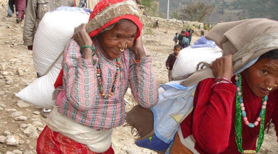 Penger på mobilen gir mat i Malawi og Nepal