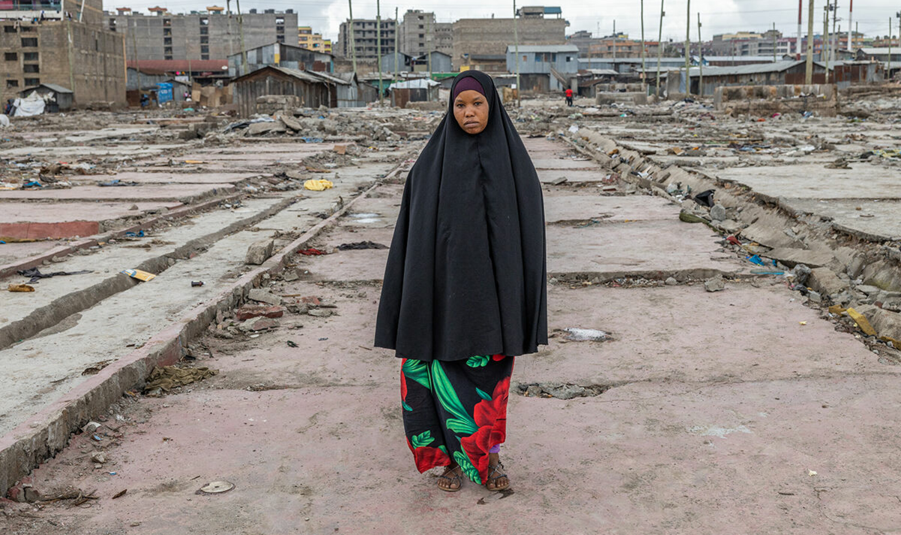 Maryam Yussuf (30) på stedet som har vært familiens hjem det siste tiåret. For et par uker siden vekket gravemaskiner familien grytidlig, mens politiet skal ha beordret folk til å forlate området. – Der sto jeg, med døtrene mine, og så på hvordan huset forsvant, sier hun til Bistandsaktuelt.
