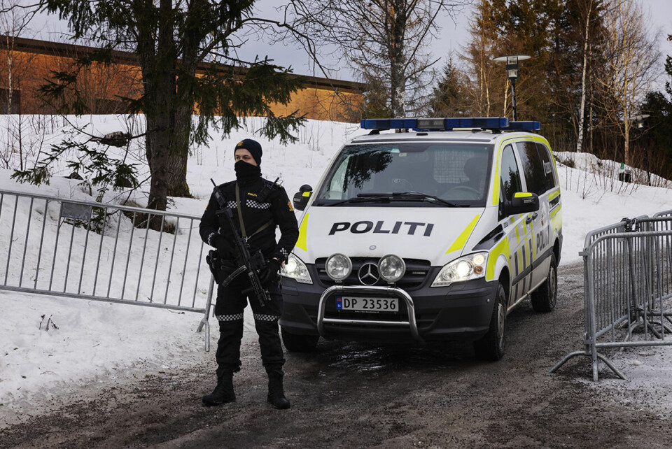 For bare måneder sider var norske soldater med i kampen mot Taliban. Men internasjonal politikk endres raskt. Under samtalene i Oslo passet tungt bevæpnet norsk politi på Taliban-toppene.