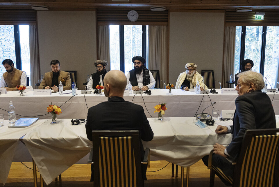 Amir Khan Muttaqi, Mutiul Haq Nabi Kheel, Sakhaullah Sayed og Flyktninghjelpens generalsekretær Jan Egeland under møtet i dag mellom norske humanitære organisasjoner og representanter fra Taliban på Soria Moria hotell i Oslo. Foto: Andrea Gjestvang / Bistandsaktuelt