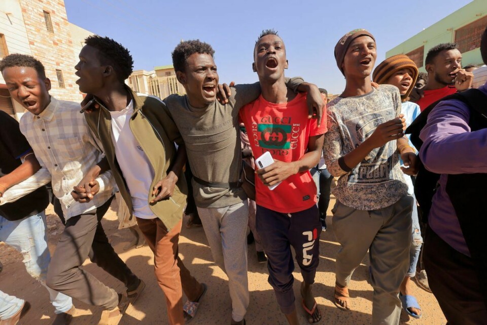 Mens pro-militære protestaksjoner er har preget flere vestafrikanske byer, er situasjonen annerledes i Sudans hovedstad Khartoum. Disse ungdommene protesterer iltert mot kuppmakerne i landet 24. januar. Foto: Mohamed Nureldin Abdallah / Reuters /NTB