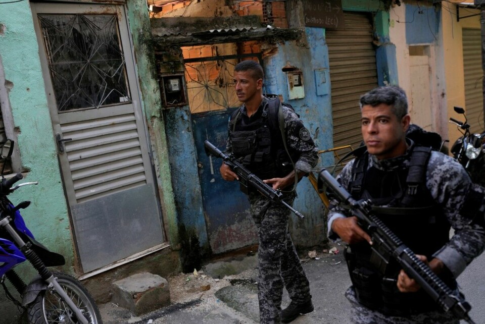 Brasilansk militærpoliti startet tidligere denne uken en stor aksjon i flere av Brasil favelaer. Myndighetene sier dette er første fase i en omfattende opprydding og forbedring av forholdene i slum-områdene. Men politiaksjonen får kritikk fra blant annet organisasjoner som jobbet i favelaene. Foto: Silvia Izquierdo / AP / NTB