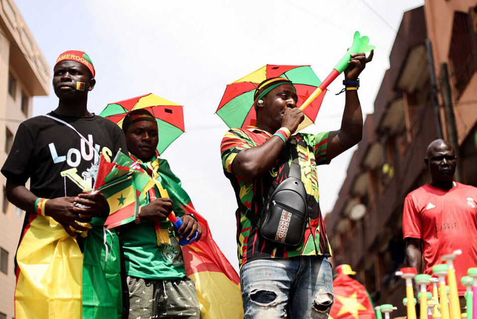 En gateselger vuvuzelaer i sentrum av Kamerun hovedstad Yaoundé. Foto: Kenzo Trioboullard / AFP / NTB