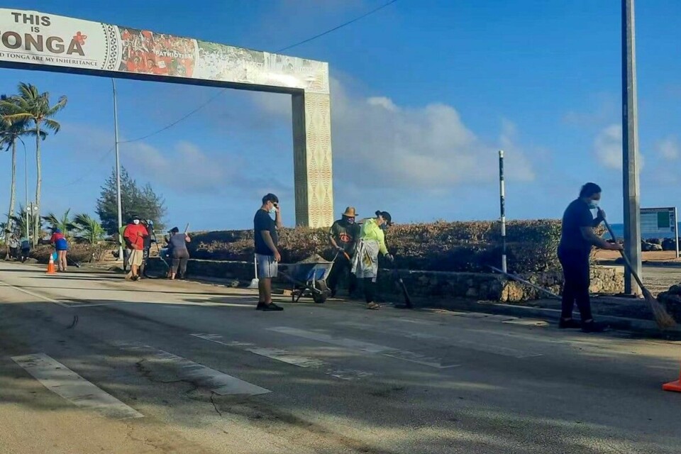 Nødhjelp begynner nå å komme fram til Tonga etter at flere øyer ble truffet av en tsunamier 14-15. januar. Ødeleggelsene er omfattende og på bildet ryddes det opp i hovedstaden  Nuku'alofa. Foto: Marian Kupu/Xinhua/NTB