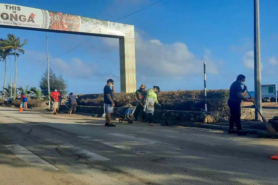 Nødhjelp begynner nå å komme fram til Tonga etter at flere øyer ble truffet av en tsunamier 14-15. januar. Ødeleggelsene er omfattende og på bildet ryddes det opp i hovedstaden Nuku'alofa. Foto: Marian Kupu/Xinhua/NTB Nødhjelp begynner nå å komme fram til Tonga etter at flere øyer ble truffet av en tsunamier 14-15. januar. Ødeleggelsene er omfattende og på bildet ryddes det opp i hovedstaden Nuku'alofa. Foto: Marian Kupu/Xinhua/NTB