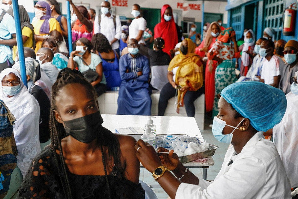 Om lag seks prosent av Senegals befolkning er fullvaksinert. Et nytt samarbeid skal bidra til at afrikanske land får flere doser mot covid-19. Bildet er fra et vaksinasjonssenter i Dakar. Foto: Zohra Bensemra / Reuters / NTB
