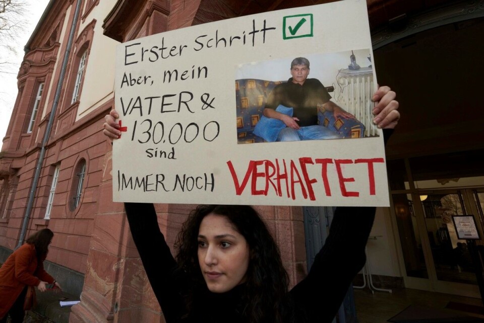 FILE - Serda Alshehabi demonstrerer utenfor rettsbygningen i den tyske byen Koblenz. I dag faller dommen mot Anwar Raslan, en tidligere offiser i det syriske hemmelige politiet. Han er tiltalt for forbrytelser mot menneskeheten, Raslan skal ha hatt oversikten med tortur i et fengsel nær Damaskus. Stadig flere av Assads støttespillere stilles nå for retten. Foto: Thomas Frey/AP/NTB