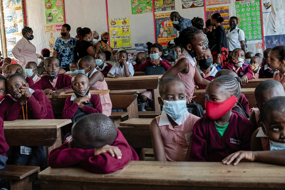 For første gang på nesten to år var barna ved Kitante Primary School i Kampala tilbake på skolebenken i dag. Foto: Esther Ruth Mbabazi / The New York Times / NTB