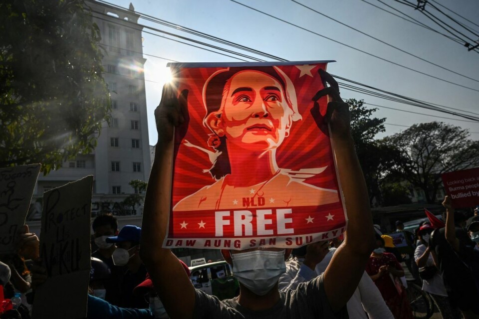 Kravet om å sette fri opposisjonens leder Aung San Suu Kyi har vært sterkt blant demonstrantene som har protestert mot militærjuntaen og kuppet. Nå er hun dømt til ytterligere fengselsstraff. (Bildet er fra februar i fjor.) Foto: AFP / NTB