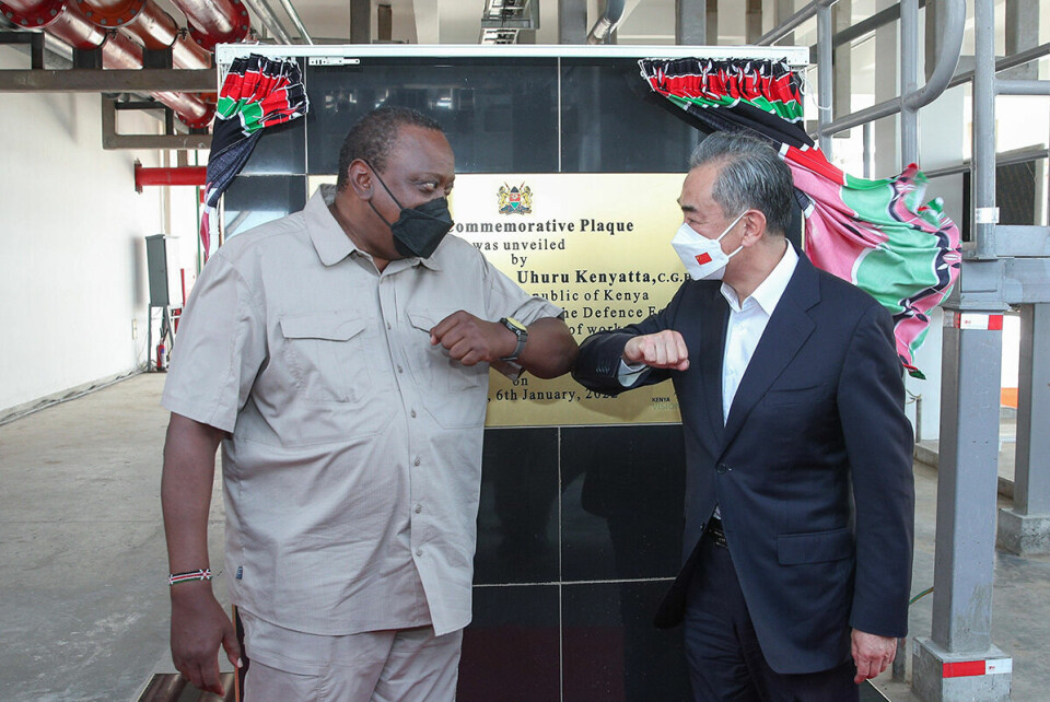Kenyas president Uhuru Kenyatta og Kinas utenriksminister Wang Yi møttes for samtaler ved den kinesiskbygde oljeterminalen i Mombasa denne uken. Foto: Chine Nouvelle / SIPA / NTB