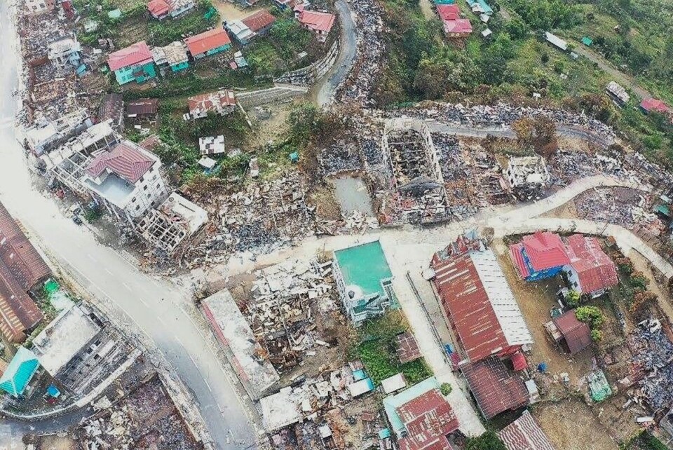 På dette satelittbildet tatt av Chin Human Rights Organization ser man bygninger ødelagt av brann i byen Thantlang i det nordvestlige Myanmar. Mer enn 580 bygninger ble ødelagt. Foto: AP / NTB