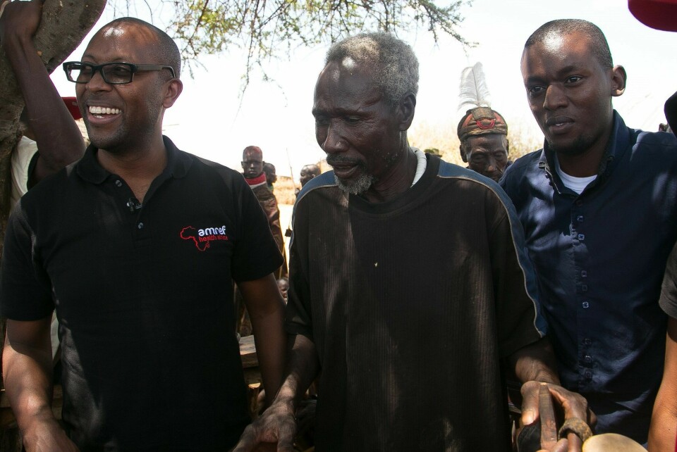 Organisasjonen Amref, med hovedkontor i Kenya, er en av hjelpeorganisasjonene som har mottatt støtte fra MacKenzie Scott. Bildet viser organisasjonens toppsjef, Githinji Gitahi (til venstre), på prosjektbesøk i Turkana i Kenya. Foto: Amref.